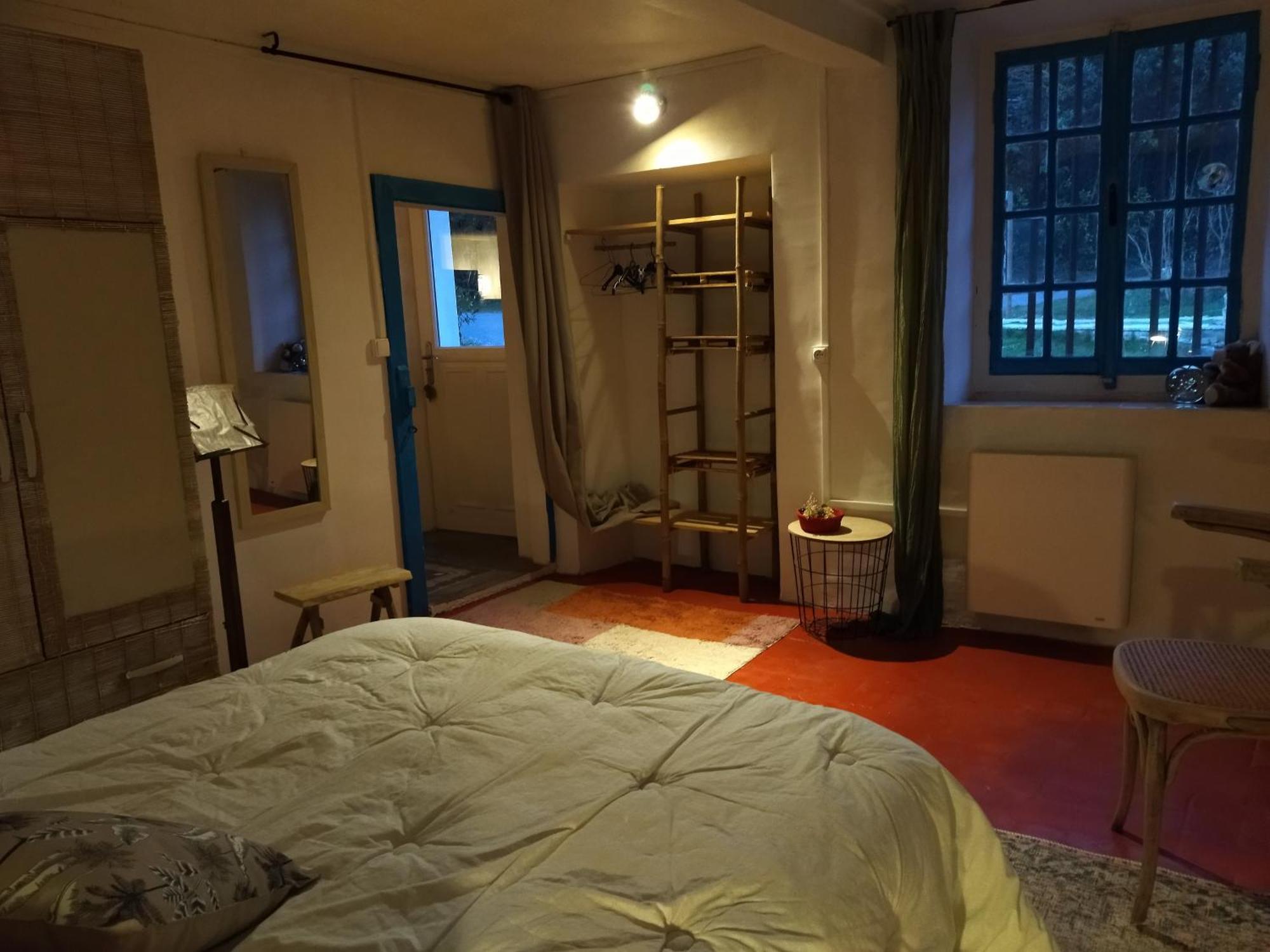 De La Pierre Bleue, Maison A La Campagne